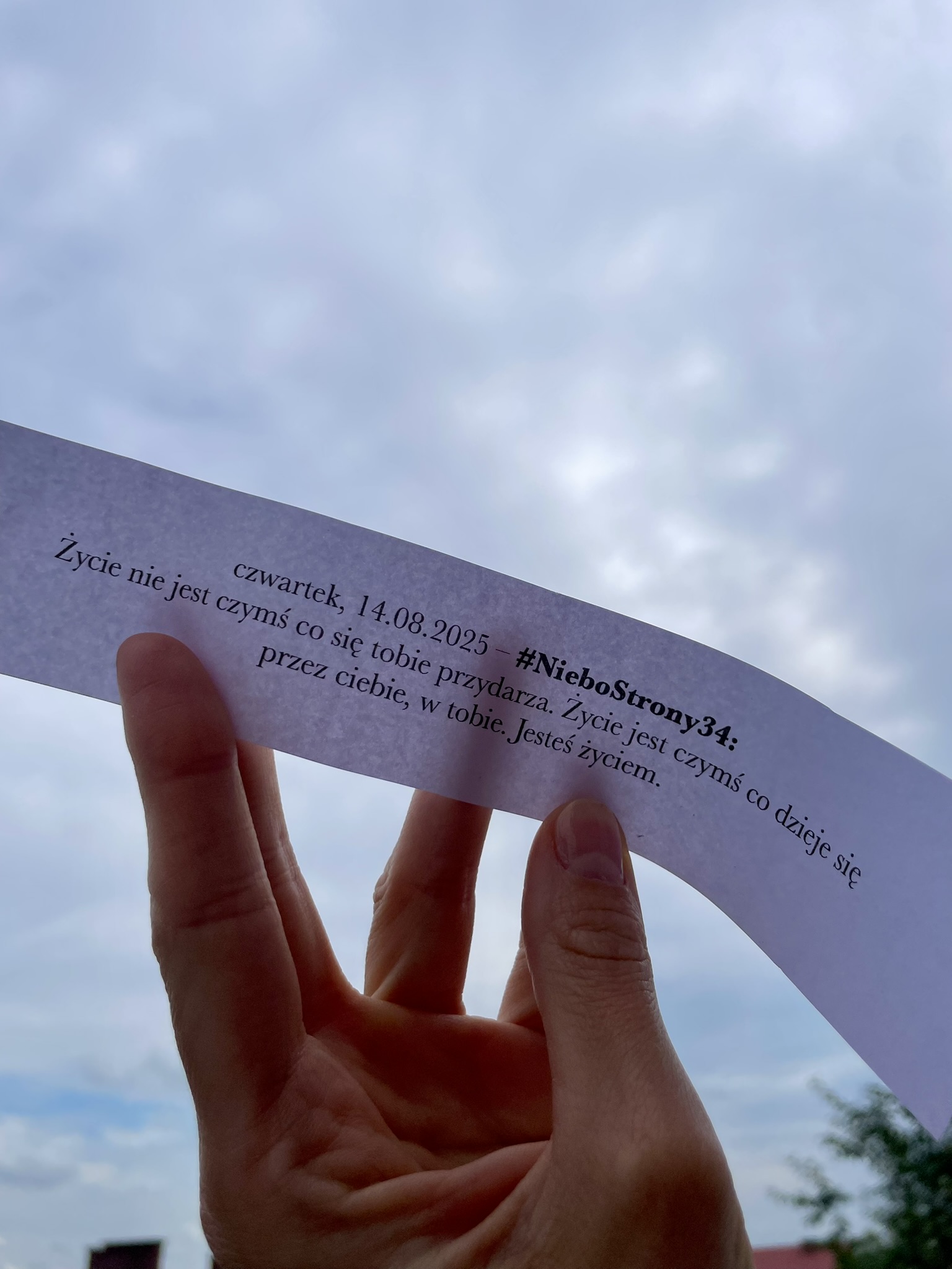 czwartek, 14.08.2025 – #NieboStrony34: Życie nie jest czymś co się tobie przydarza. Życie jest czymś co dzieje się przez ciebie,w tobie. Jesteś życiem.