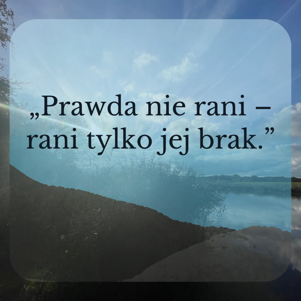 wschód słońca nad dachami domów