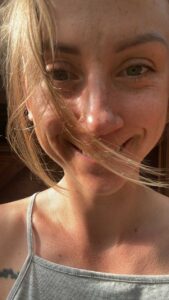 Sylwia się uśmiecha w letni poranek.