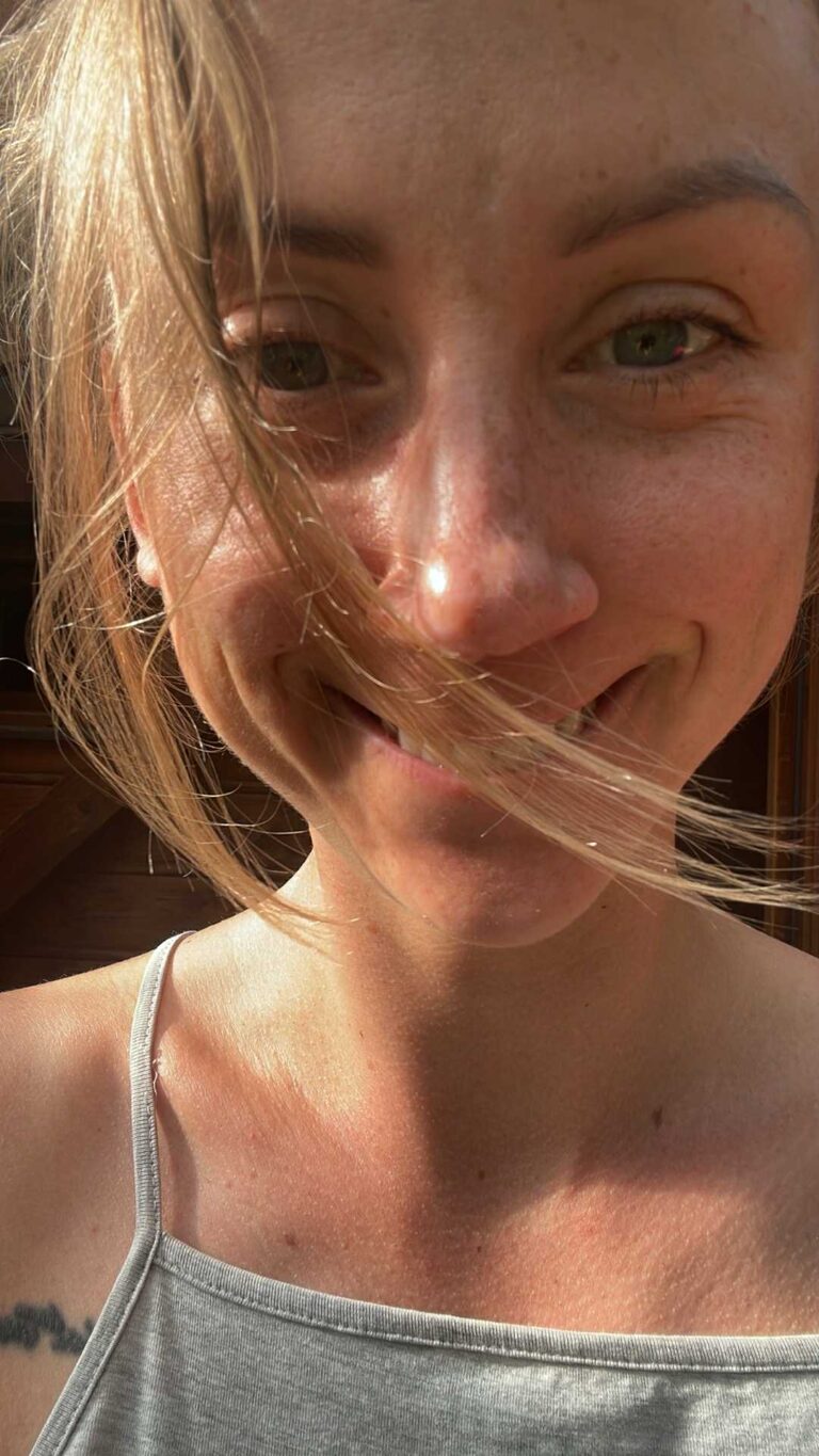 Sylwia się uśmiecha w letni poranek.